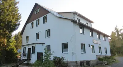 Das Gebäude in dem sich die Pension befindet