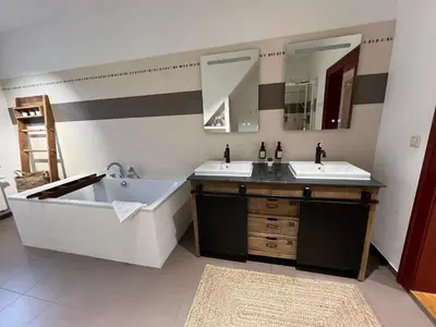 Ein Badezimmer in der Unterkunft Feine Wohn und Schlafstuben im Herrenhaus I UNESCO Welterbe I Parkplatz I Erzgebirge I Waldbühne