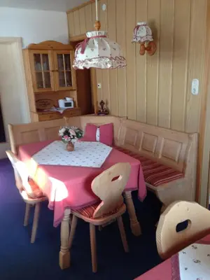 Ein Sitzbereich in der Unterkunft Pension Haus Wanninger
