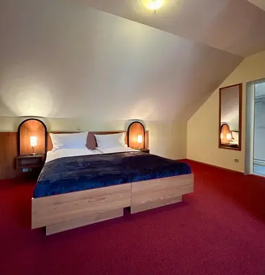 Ein Bett oder Betten in einem Zimmer der Unterkunft The Lodge Hotel by American Ease Grafenwoehr