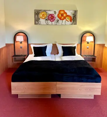 Ein Bett oder Betten in einem Zimmer der Unterkunft The Lodge Hotel by American Ease Grafenwoehr