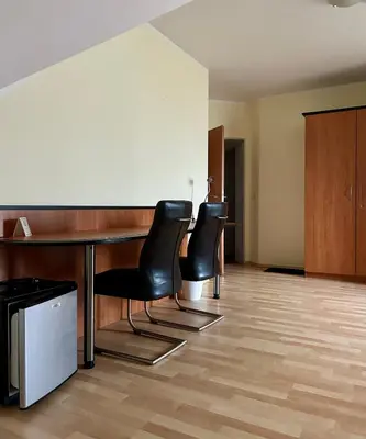 Ein Sitzbereich in der Unterkunft The Lodge Hotel by American Ease Grafenwoehr
