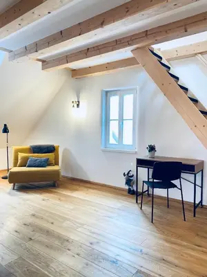 Ein Sitzbereich in der Unterkunft Destino in der ehemaligen Waage der Roomerie