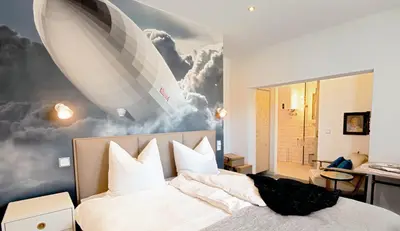 Ein Bett oder Betten in einem Zimmer der Unterkunft Weltraumbahnhof Rautenkranz - Steampunk Hotel
