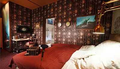 Ein Bett oder Betten in einem Zimmer der Unterkunft Weltraumbahnhof Rautenkranz - Steampunk Hotel