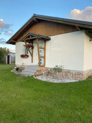 Das Gebäude in dem sich das Ferienhaus befindet