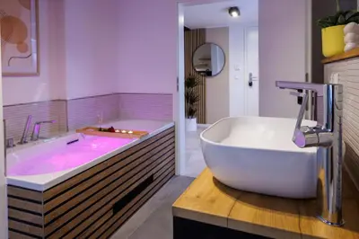 Ein Badezimmer in der Unterkunft bayreuthome - Romantisches City Apartment mit Whirlpool und 2 Schlafzimmern