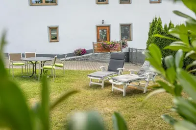 Ein Garten an der Unterkunft Gästehaus Meier Ferienwohnung und Camping