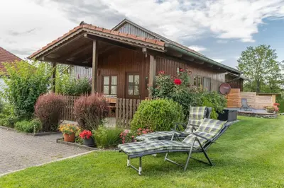 Ein Garten an der Unterkunft Gästehaus Meier Ferienwohnung und Camping