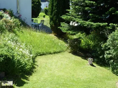 Ein Garten an der Unterkunft Ferienhaus mit Kamin , Terrasse und Aussensauna