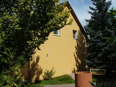 Das Gebäude in dem sich das Ferienhaus befindet