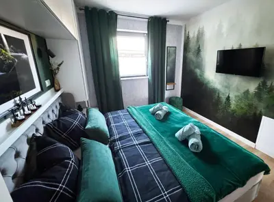 Ein Bett oder Betten in einem Zimmer der Unterkunft FeWo Zur Wasserburg mit Seeblick, großem Garten & Spielplatz an der Talsperre Pirk