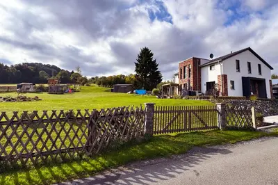 Ein Garten an der Unterkunft FeWo Zur Wasserburg mit Seeblick, großem Garten & Spielplatz an der Talsperre Pirk
