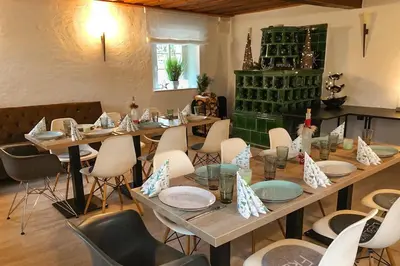 Ein Sitzbereich in der Unterkunft Schloß Falkenhaus