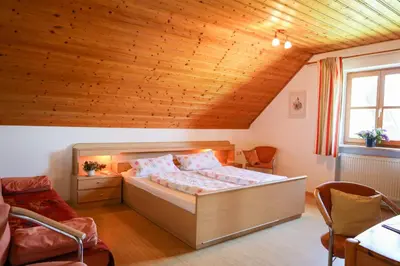 Ein Sitzbereich in der Unterkunft Höra‘s Apartments Hammerbergblick