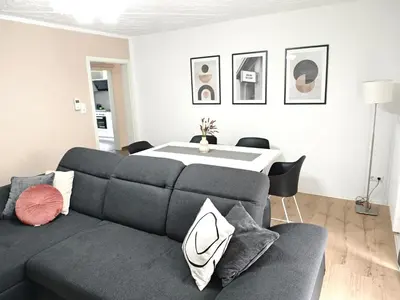 Ein Sitzbereich in der Unterkunft FH-Nähe: Modernes Apt mit Balkon