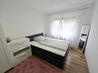 Ein Bett oder Betten in einem Zimmer der Unterkunft FH-Nähe: Modernes Apt mit Balkon