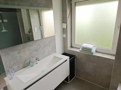 Ein Badezimmer in der Unterkunft FH-Nähe: Modernes Apt mit Balkon