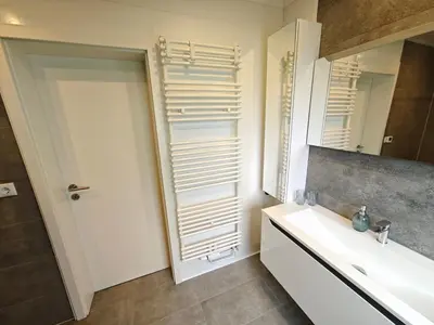 Ein Badezimmer in der Unterkunft FH-Nähe: Modernes Apt mit Balkon