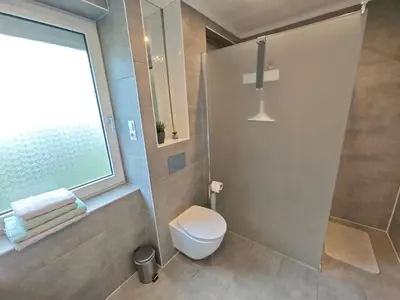 Ein Badezimmer in der Unterkunft FH-Nähe: Modernes Apt mit Balkon