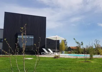 Der Swimmingpool an oder in der Nähe von Der Schwarzbau - Luxus Ferienhaus und Ferienwohnung