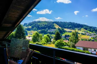 Ein allgemeiner Bergblick oder ein Berglick von der Pension aus