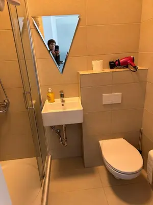 Ein Badezimmer in der Unterkunft Kleinzimmer am Markt
