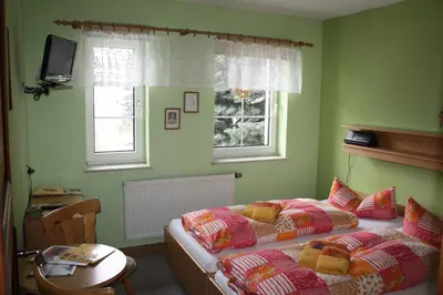 Ein Bett oder Betten in einem Zimmer der Unterkunft Wellness Hotel Pension & Gaststätte Riedel