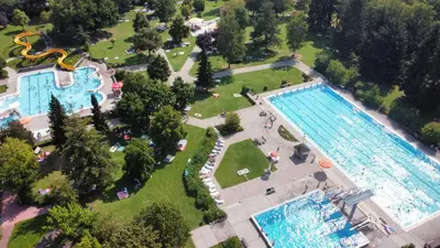 Der Swimmingpool an oder in der Nähe von Tinyhaushotel - Campingpark Nabburg