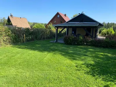 Ein Garten an der Unterkunft Ruhiger und renovierter Bungalow mit großem hundefreundlichem Garten zur Alleinnutzung