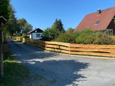 Das Gebäude in dem sich das Ferienhaus befindet