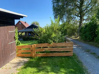 Ein Garten an der Unterkunft Ruhiger und renovierter Bungalow mit großem hundefreundlichem Garten zur Alleinnutzung