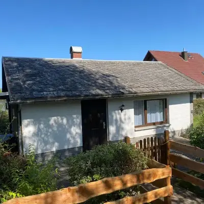 Ruhiger und renovierter Bungalow mit großem hundefreundlichem Garten zur Alleinnutzung