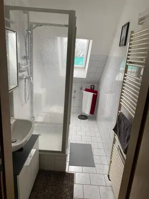 Ein Badezimmer in der Unterkunft FeWo WIEKO Plauen Leibnizstr. H1, DG rechts