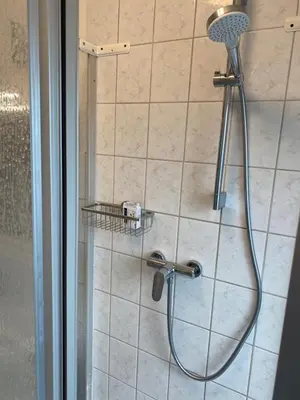 Ein Badezimmer in der Unterkunft FeWo WIEKO Plauen Leibnizstr. H1, DG rechts