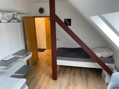Ein Bett oder Betten in einem Zimmer der Unterkunft FeWo WIEKO Plauen Leibnizstr. H1, DG rechts