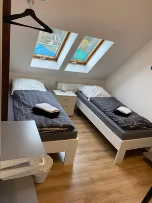Ein Bett oder Betten in einem Zimmer der Unterkunft FeWo WIEKO Plauen Leibnizstr. H1 DG Mitte