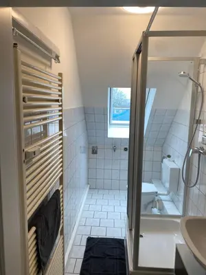 Ein Badezimmer in der Unterkunft FeWo WIEKO Plauen Leibnizstr. H1 DG Mitte