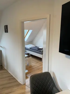 Ein Bett oder Betten in einem Zimmer der Unterkunft FeWo WIEKO Plauen Leibnizstr. H1 DG Mitte
