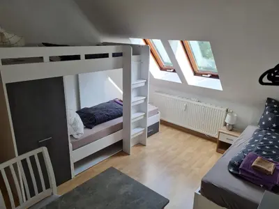 Ein Bett oder Betten in einem Zimmer der Unterkunft FeWo WIEKO Plauen Leibnizstr. H1, DG links