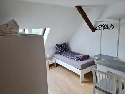 Ein Bett oder Betten in einem Zimmer der Unterkunft FeWo WIEKO Plauen Leibnizstr. H1, DG links