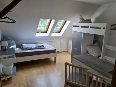 Ein Bett oder Betten in einem Zimmer der Unterkunft FeWo WIEKO Plauen Leibnizstr. H1, DG links