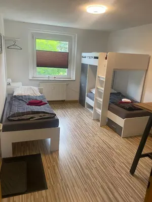 Ein Bett oder Betten in einem Zimmer der Unterkunft FeWo WIEKO Plauen Leibnizstr. H1, 2.OG links