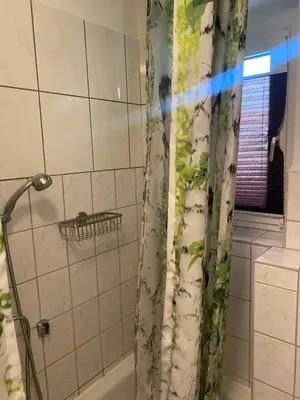 Ein Badezimmer in der Unterkunft FeWo WIEKO Plauen Leibnizstr. H1, 2.OG links