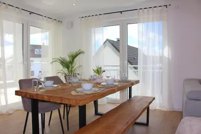 Ein Sitzbereich in der Unterkunft Großes Apartment mit Küche, Dusche, Badewanne, Balkon, Parkplatz vor dem Haus, ruhig gelegen, ADA4