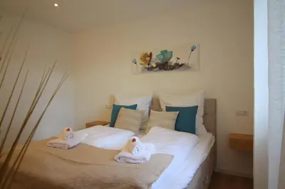 Ein Bett oder Betten in einem Zimmer der Unterkunft Großes Apartment mit Küche, Dusche, Badewanne, Balkon, Parkplatz vor dem Haus, ruhig gelegen, ADA4