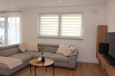 Ein Sitzbereich in der Unterkunft Großes Apartment mit Küche, Dusche, Badewanne, Balkon, Parkplatz vor dem Haus, ruhig gelegen, ADA4