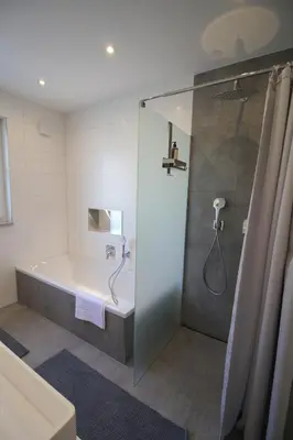Ein Badezimmer in der Unterkunft Großes Apartment mit Küche, Dusche, Badewanne, Balkon, Parkplatz vor dem Haus, ruhig gelegen, ADA4