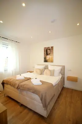 Ein Bett oder Betten in einem Zimmer der Unterkunft Großes Apartment mit Küche, Dusche, Badewanne, Balkon, Parkplatz vor dem Haus, ruhig gelegen, ADA4