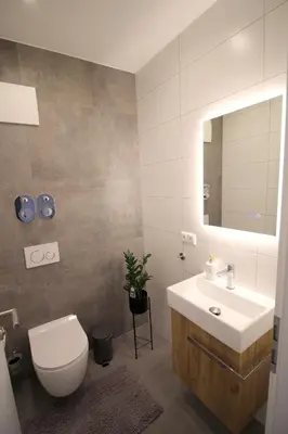 Ein Badezimmer in der Unterkunft Großes Apartment mit Küche, Dusche, Badewanne, Balkon, Parkplatz vor dem Haus, ruhig gelegen, ADA4